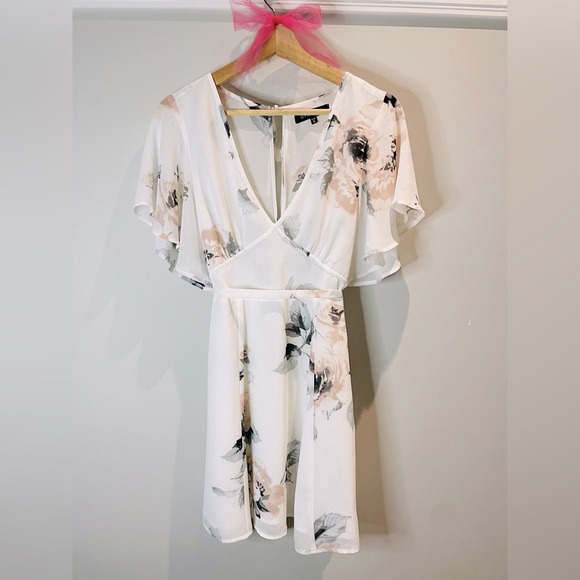 Beautiful White Floral Mini Dress with V-Neck - Picture 1 of 2